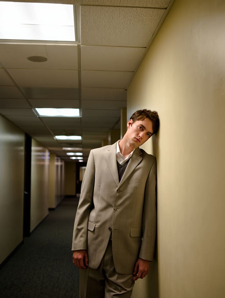 Уставший мужчина в офисе